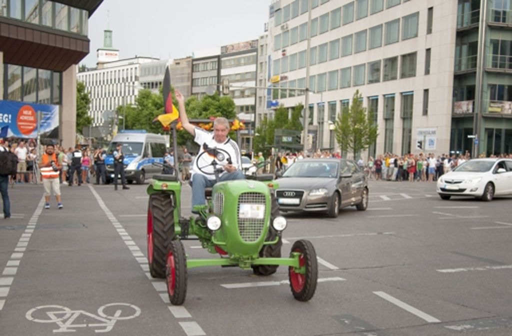 Nach dem Sieg ghets auf die Theodor-Heuss-Straße - ob im Traktor oder ...