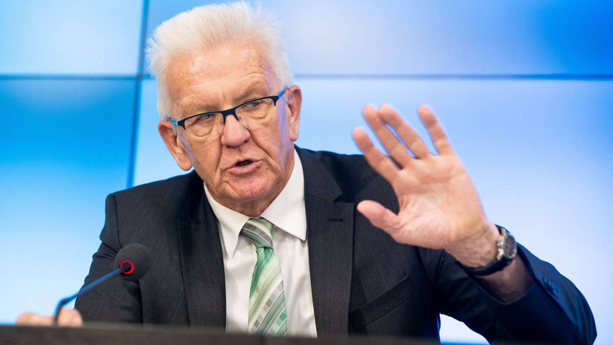  Ministerpräsident Winfried Kretschmann ruft bei der Diskussion nach der Stuttgarter Krawallnacht zur Sachlichkeit auf. Schließlich sei es nicht so, als ob es jeden Tag Randale gäbe, so der Landesvater. 