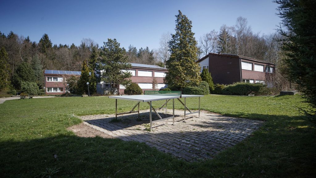  Das Land Baden-Württemberg richtet in Althütte-Sechselberg eine Isolierunterkunft für Asylbewerber mit dem Coronavirus ein. Ein Sprecher des Regierungspräsidiums erklärt, wie das neue Zentrum funktionieren soll. 