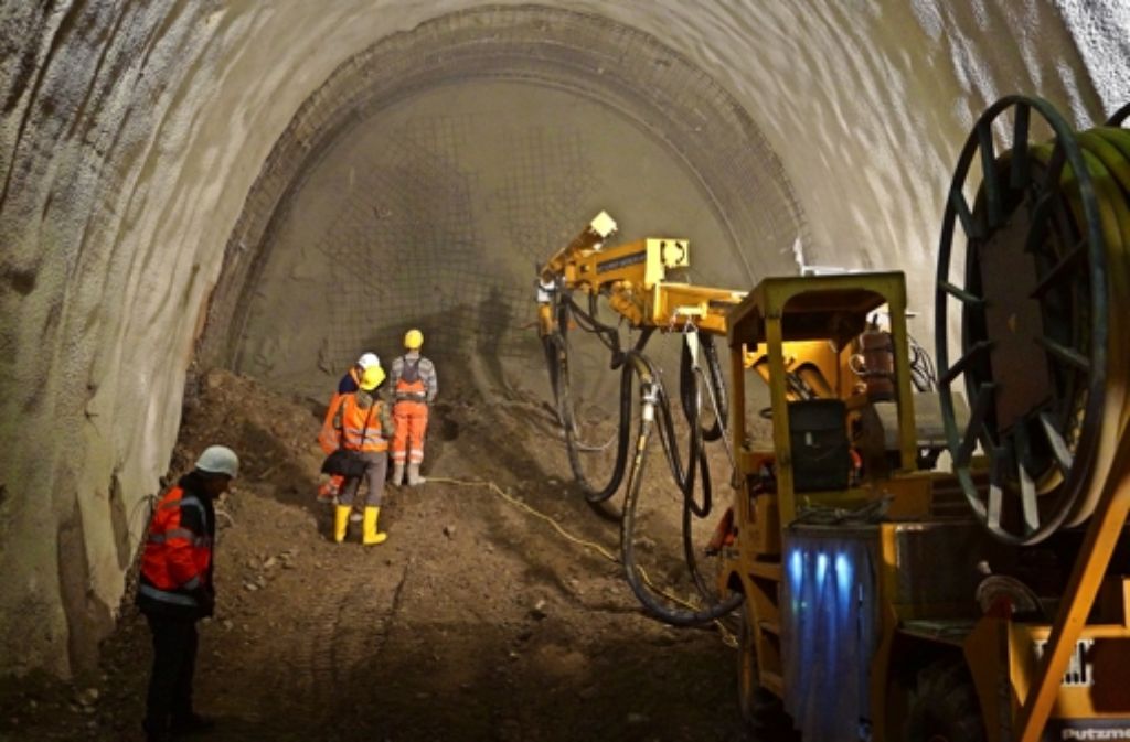 Mit Spritzbeton und Gittern wird der Tunnel gesichert, bevor weiter ausgegraben werden kann. Foto: Fritzsche