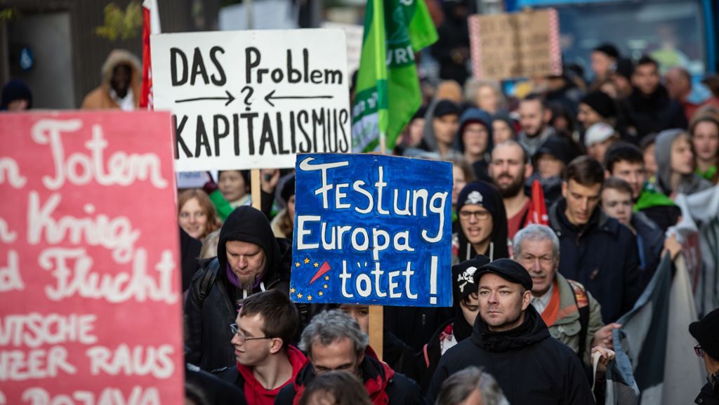 Stuttgart: Demo-Teilnehmer fordern humanen Umgang mit Geflüchteten