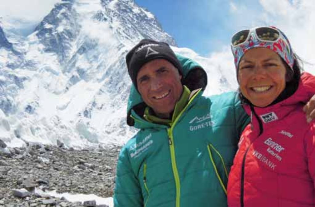 Gerlinde Kaltenbrunner und Ralf Dujmotivs vor dem K2 im Karakorum, dem zweithöchsten Berg der Erde.