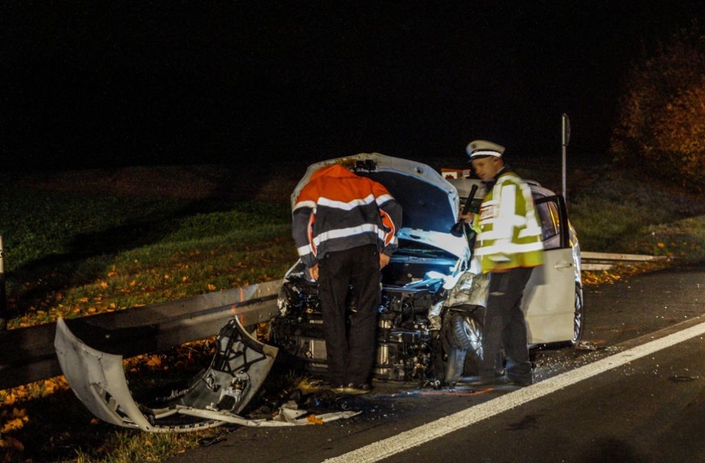 Der Fahrer und die Beifahrerin dieses VW Golf wurden bei dem Unfall schwer verletzt.