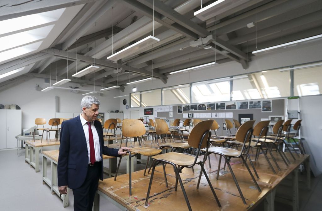 Der Direktor Wolfang Medinger in einem neuen Klassenraum.