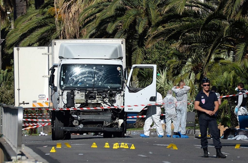 Die Ermittlungen dauern an. Klar ist jedoch mittlerweile: Bei dem Attentäter handelt es sich um einen 31 Jahre alten Franzosen tunesischer Abstammung.