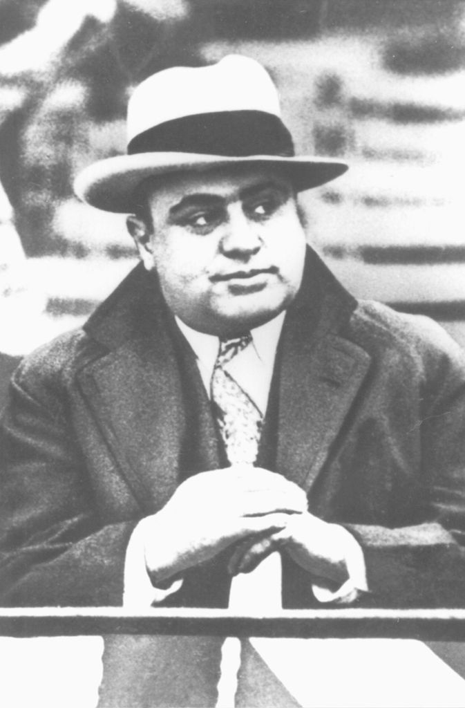 Al Capone (1899-1947), genannt „Scarface“, der amerikanische Bandenchef der „Unterwelt“ von Chicago. Der illegale Verkauf von Alkohol machte ihn zu einem der berüchtigsten Gangster Amerikas.