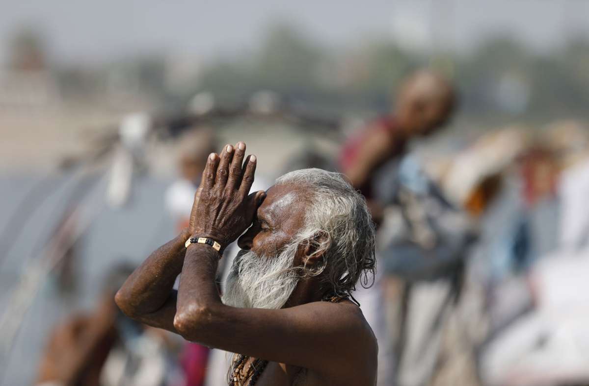Prayagraj: Ein Hindu spricht Gebete am Zusammenfluss der Flüsse Ganges und Yamuna durch. Indien mit seinen 1,3 Milliarden Einwohnern kämpft aktuell mit einer großen zweiten Corona-Welle. Diese Woche wurden binnen nur vier Tagen mehr als eine Million Corona-Neuinfektionen registriert.