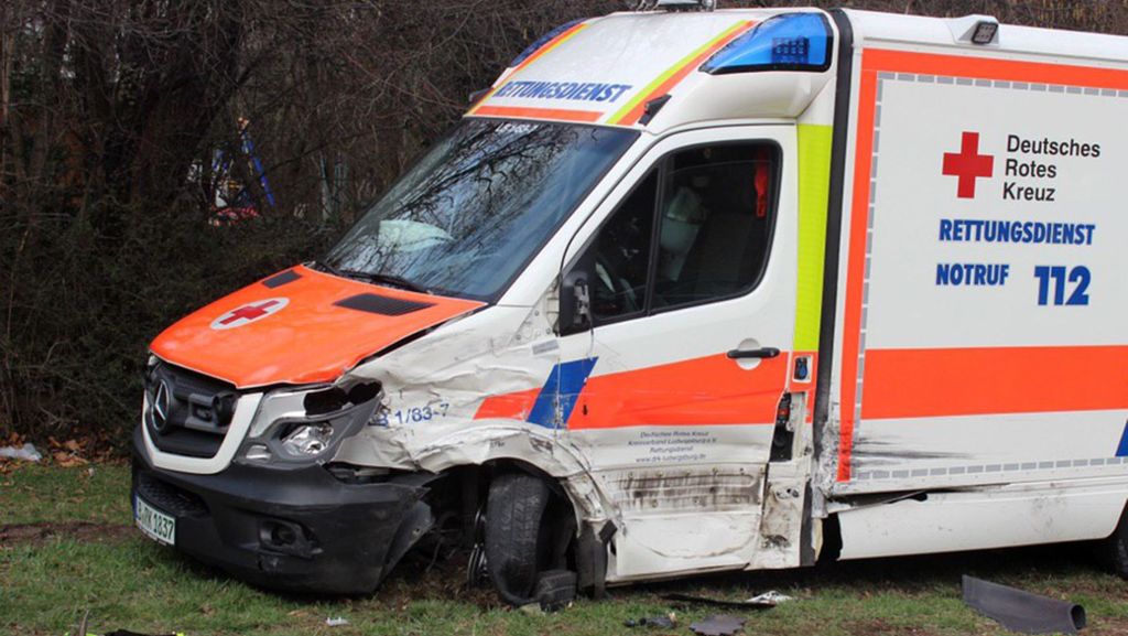 Asperg im Landkreis Ludwigsburg: Unfall mit Rettungswagen - Vier Verletzte