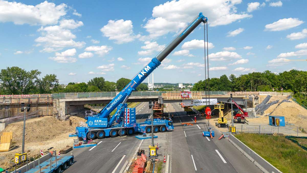Neue Brücke über die Autobahn: A 81 am Wochenende gesperrt