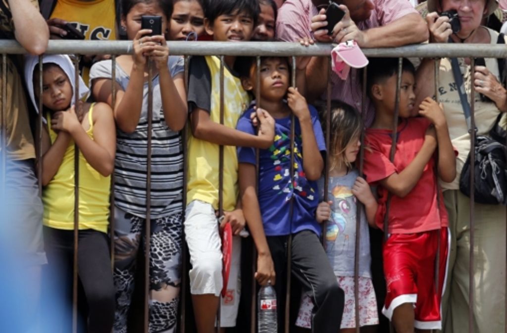 Tausende Schaulustige, darunter auch viele Kinder, verfolgen das blutige Spektakel auf den Philippinen.
