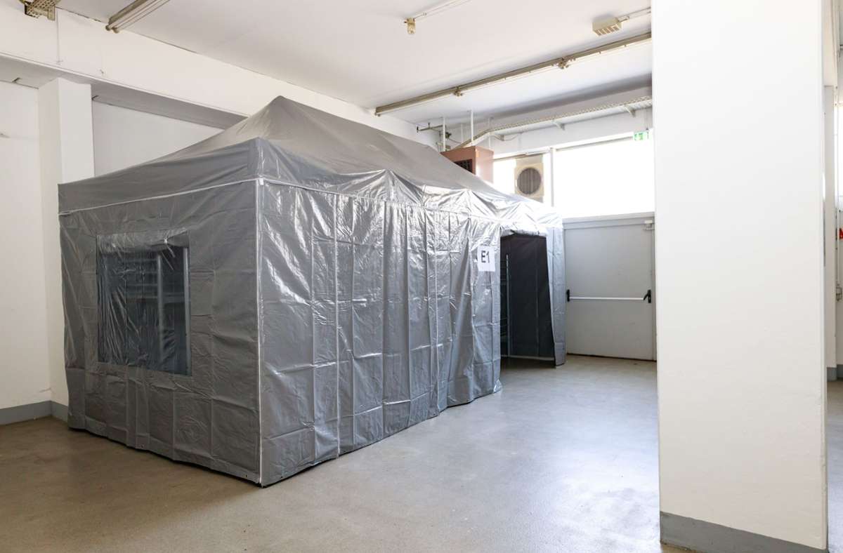 Das Corona-Isolier-Zelt im Falle von Infektionsfällen in der Messehalle.