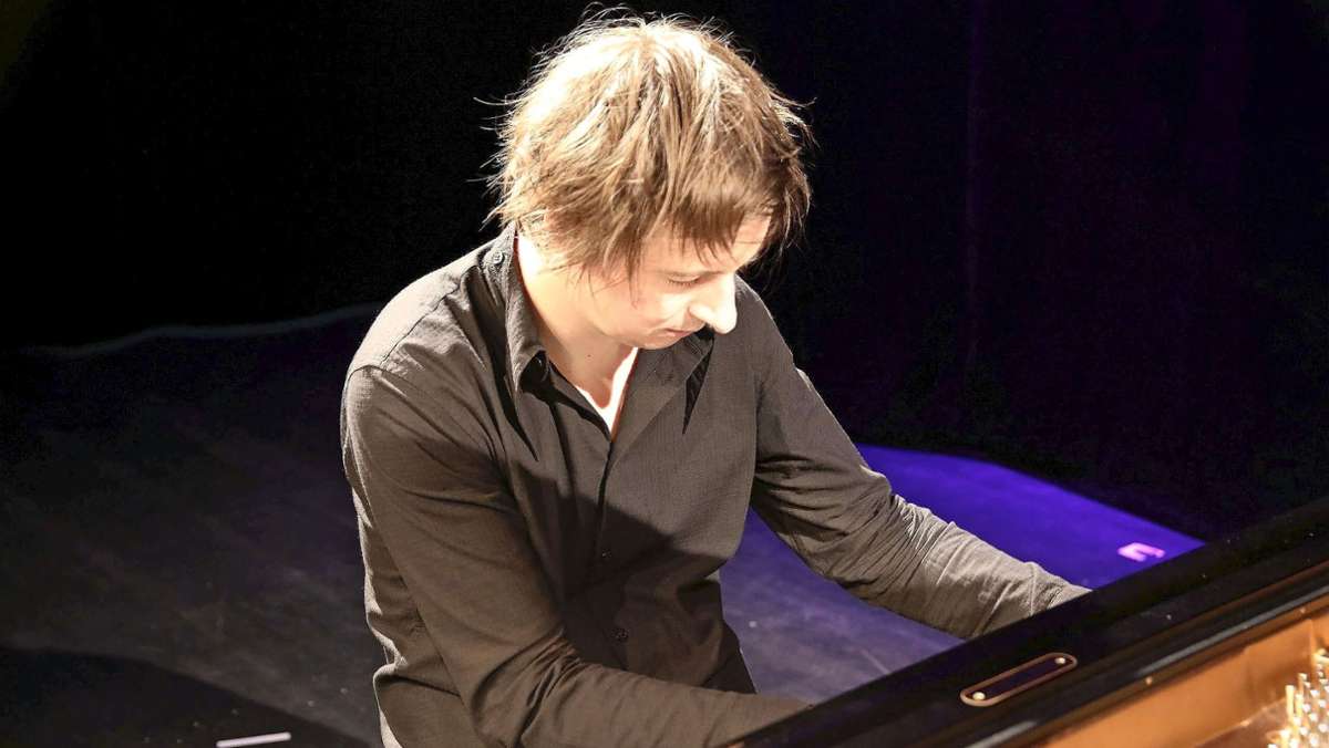  Als Klangzauberer präsentierte sich der Pianist Michael Wollny bei den Nürtinger Jazztagen. Er erschloss dem Publikum eine kosmische Welt der Töne. 