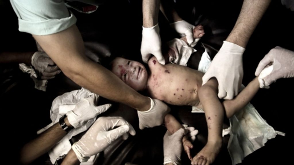  Bei dem ungewöhnlich massiven Angriff Israels auf den Gazastreifen sind allein in den vergangenen beiden Tagen etwa 100 Menschen getötet worden – darunter zahlreiche Kinder. In den Kliniken arbeiten Rettungshelfer rund Ärzte rund um die Uhr. 