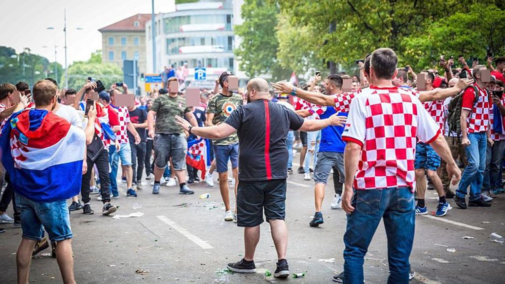 55 vorläufige Festnahmen sprechen eine deutliche Sprache. Komplett ruhig verlief die WM-Party der Kroaten in Stuttgart nicht. Dabei gab es eine kleine Gruppe, die sich mutig zwischen Randalierer und Polizei stellte. Und damit Schlimmeres verhinderte. Hier das Video. 