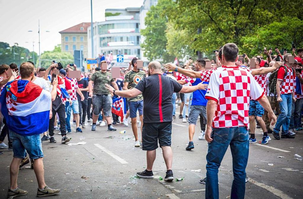 Hier der Moment, als sich in Stuttgart kroatische Fans zwischen Polizei und ihre Landsmänner stellen.