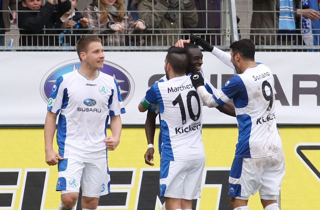 Auracher jubelt mit Enzo Marchese, Lhadji Badiane und Elia Soriano (v. li.), der inzwischen in Polen bei Korona Kielce spielt.