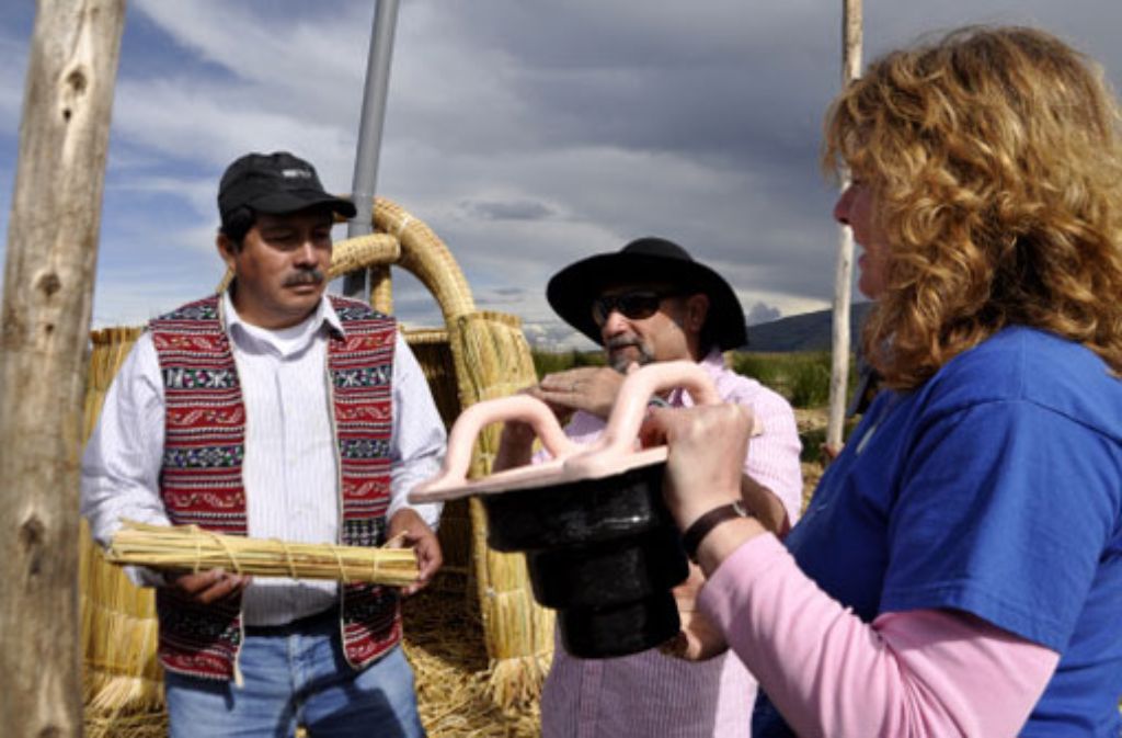 George Teodorescu (mit Sonnenbrille) und Gabriela Shandulovska erklären dem Bürgermeister der peruanischen Stadt Puno ihren Keramikofen.