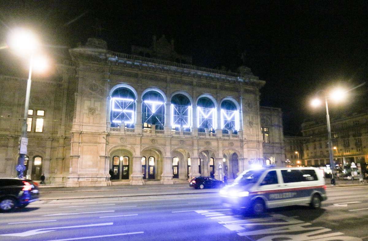 Die Wiener Staatsoper – an den Fenstern ist das Wort „Stumm“ zu lesen.