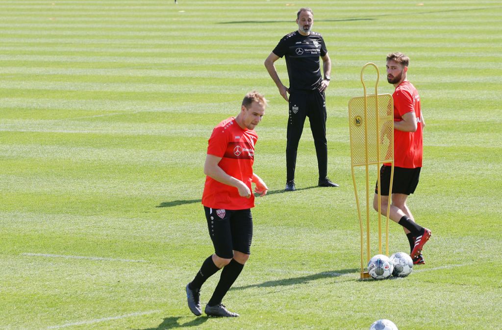 Unter Beobachtung: Der VfB-Trainer Pellegrino Matarazzo schaut, wie die beiden Abwehrspieler Holger Badstuber (links) und Nat Phillips die Passübung absolvieren.