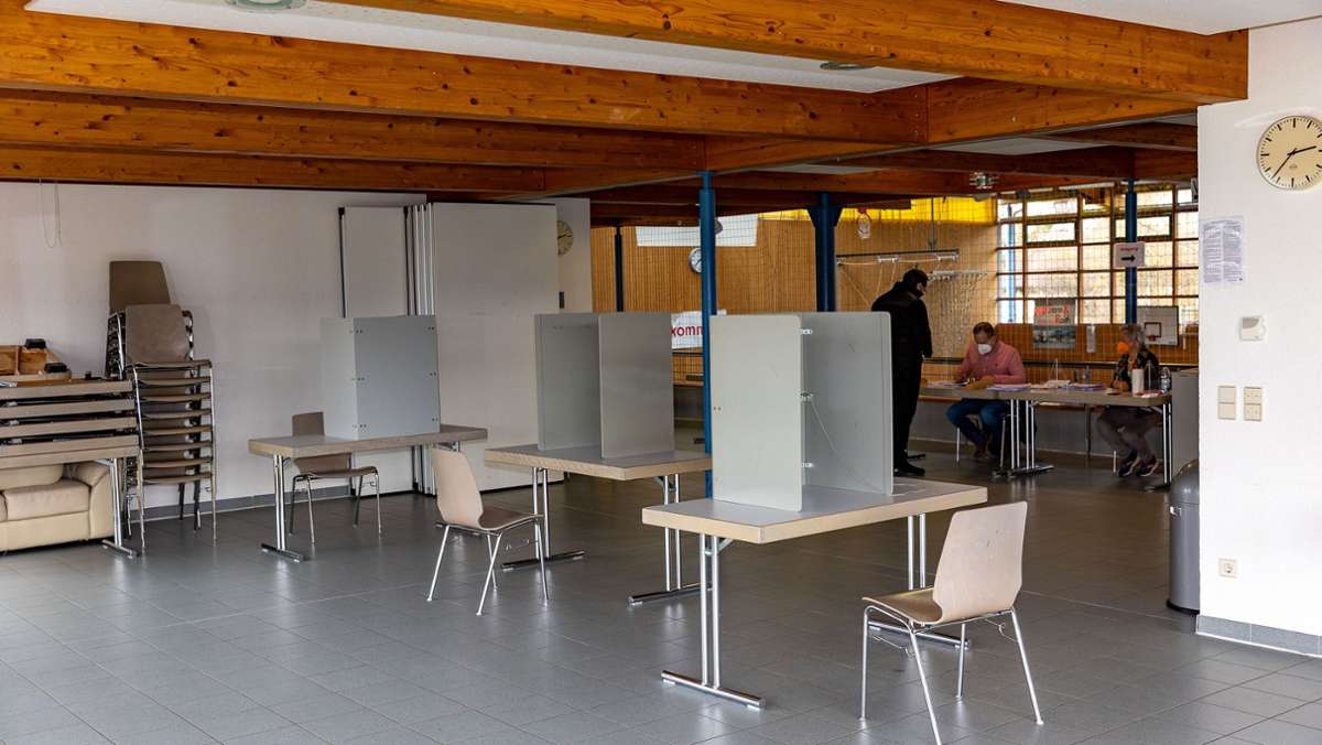  Wie sieht es in Wahllokalen zu Pandemie-Zeiten aus? Ein Blick in die Wiesengrundhalle und ins Rathausfoyer in Grafenau. 