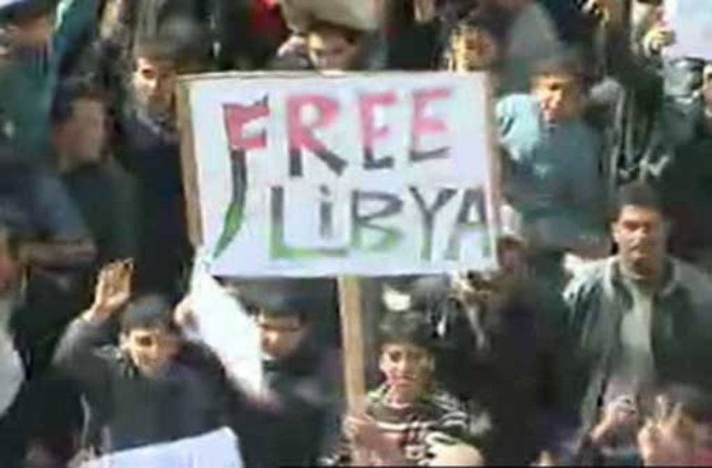 Auf diesem Foto vom Fernsehen sind am Mittwoch Demonstranten in Tobruk, im Nordosten Libyens zu sehen.