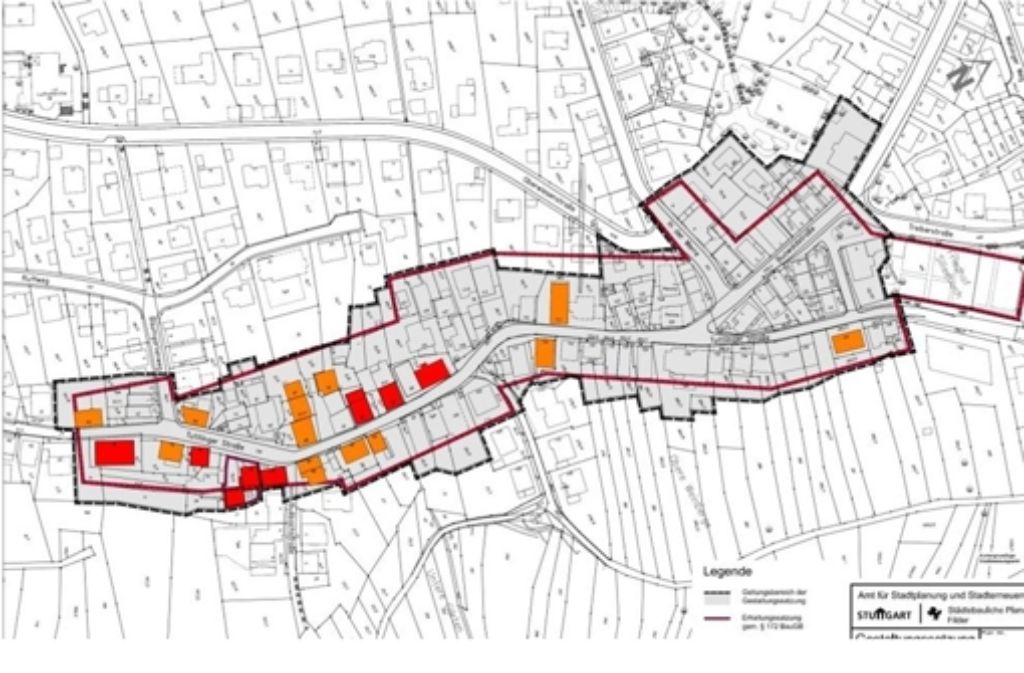 Dies ist der Bereich an der Tuttlinger Straße, für den die Gestaltungssatzung gelten soll. Die roten Gebäude sind die fünf Kulturdenkmäler, die orangefarbenen Gebäude sind besonders erhaltenswerte Häuser. Beide Gruppen sind der Maßstab für die zukünftige Gestaltung des Ortskerns.