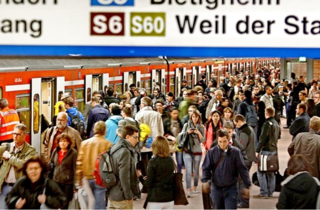 Mehr S-Bahn-Fahrgäste führen  zu längeren Stopps an den Haltestellen und damit auch zu größeren    Verspätungen. Foto:  