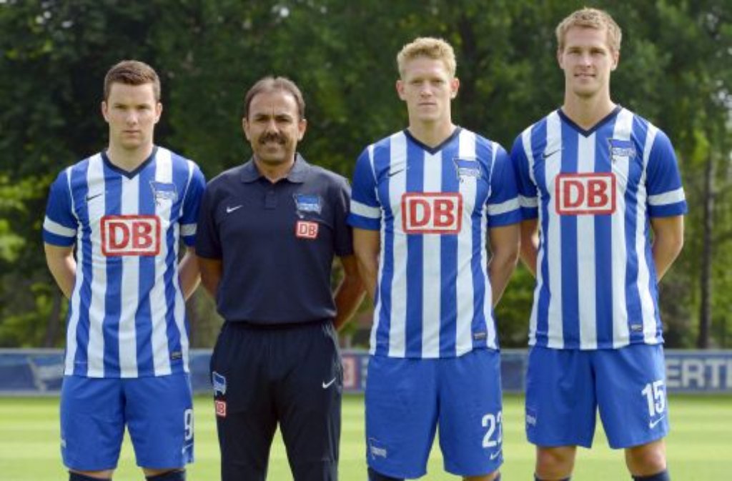 Weiter mit blau-weißen Streifen geht Aufsteiger Hertha BSC Berlin das Projekt Klassenerhalt an. Mit Coach Jos Luhukay (Zweiter von links) zeigen die Neuzugänge (von links) Alexander Baumjohann, Johannes van den Bergh und Sebastian Langkamp die Kleidung für die Saison 2013/14.