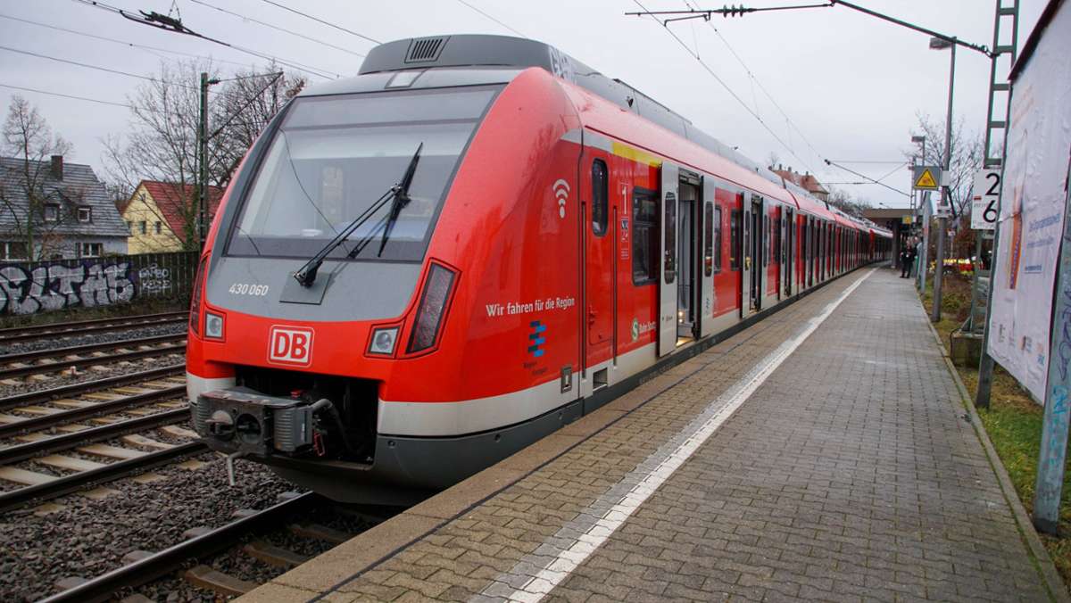Vorfall in Stuttgarter S-Bahn: Reisende beleidigt und mit Messer bedroht