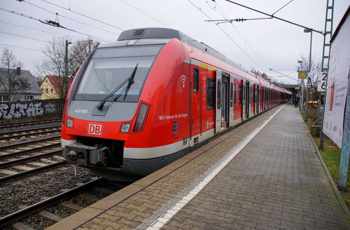 Der Verdächtige soll die Reisenden in einer S-Bahn der Linie S1 bedroht haben (Symbolbild). Foto: 7aktuell.de/A. W./7aktuell.de | A. W.