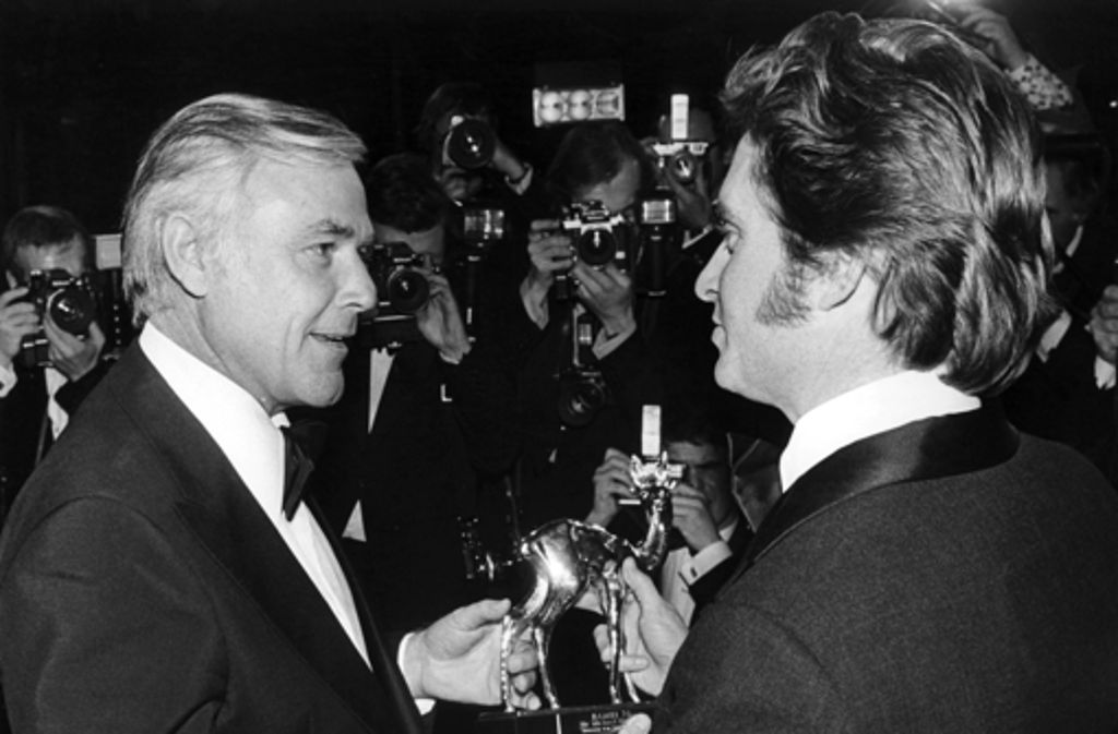 Mit den ganz Großen auf Augenhöhe: Joachim Fuchsberger 1976 in München im Gespräch mit dem Preisträger Michael Douglas, der einen Bambi für seine Rolle in der amerikanischen TV-Serie „Die Straßen von San Francisco“ erhielt.