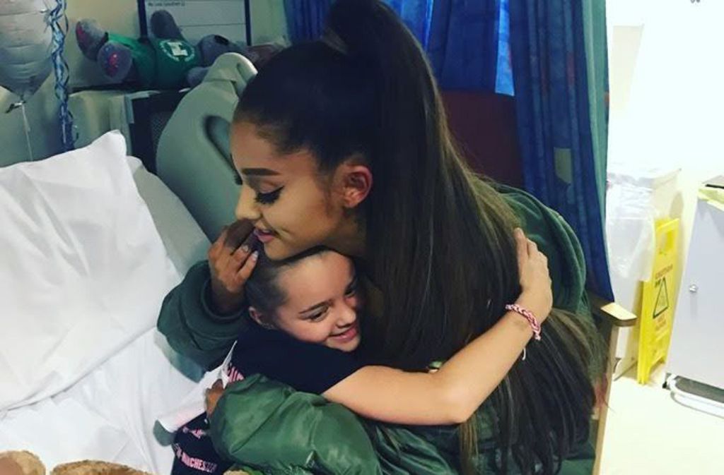 Ariana Grande mit der kleinen Lily im Royal Manchester Kinderkrankenhaus.