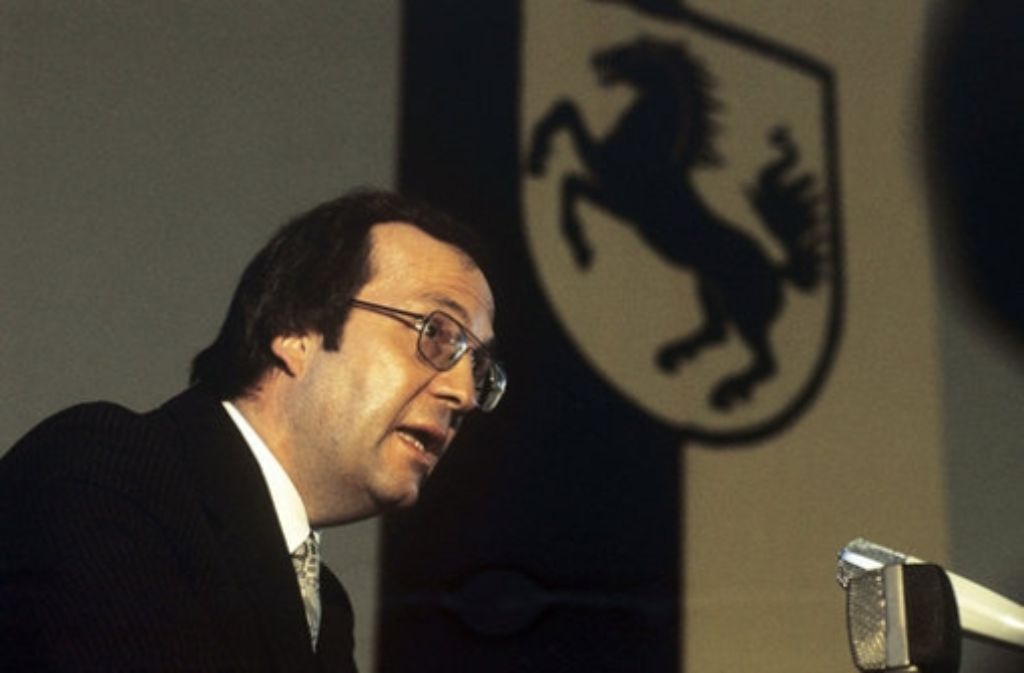 Manfred Rommel wird neuer Oberbürgermeister von Stuttgart. Das Bild zeigt ihn bei seiner Antrittsrede am 14. Januar 1975.