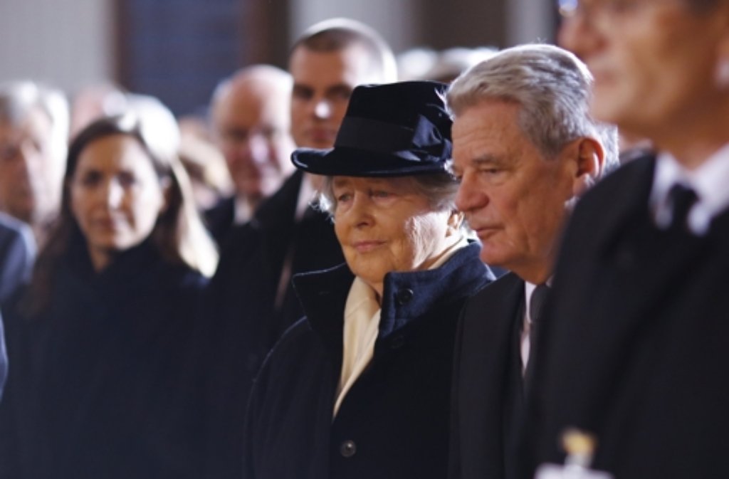 Die Witwe von Richard von Weizsäcker, Marianne von Weizsäcker, mit Bundespräsident Joachim Gauck.