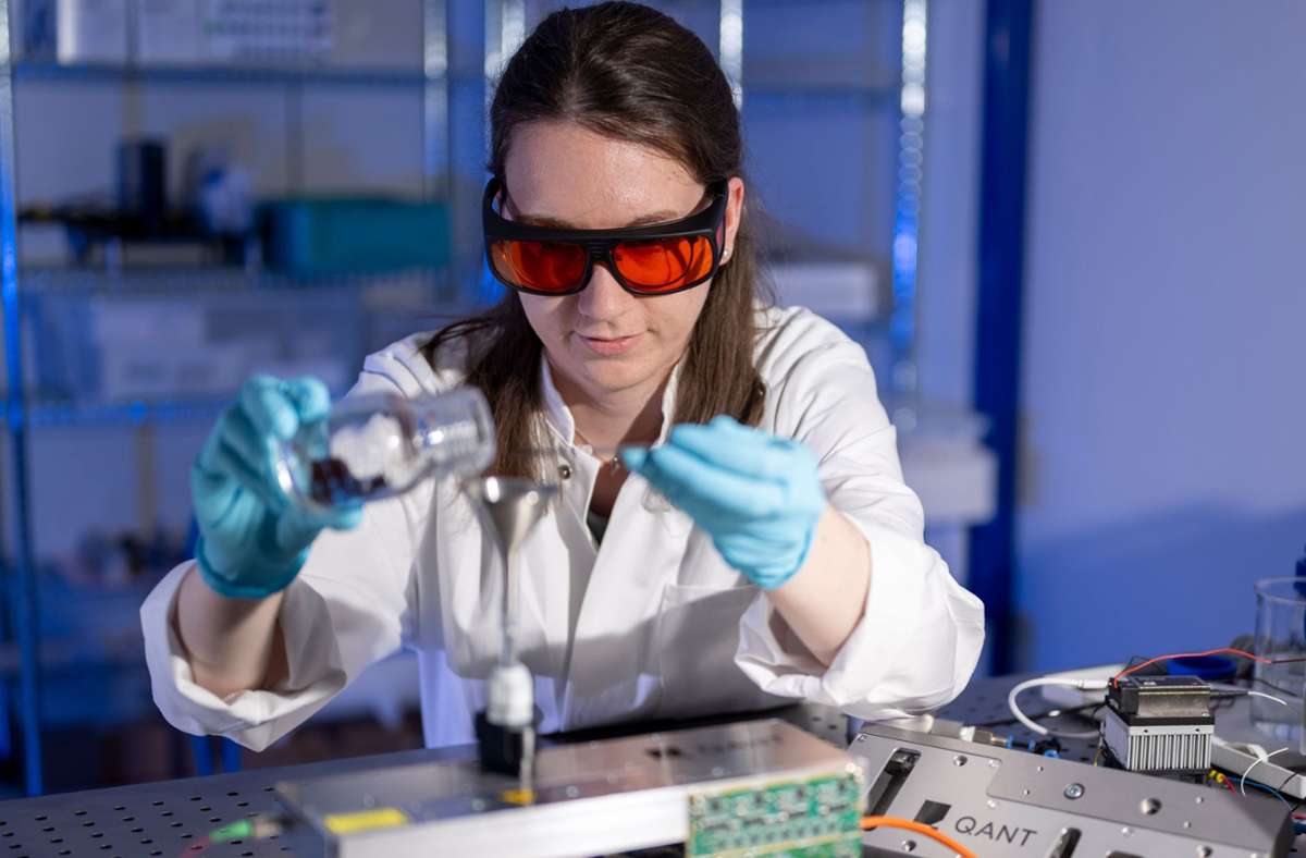 Eine Mitarbeiterin von Q.ant führt im Labor Testmessungen mit Kaffee durch. Mit dem Quantensensor lassen sich Flüssigkeiten, Gase und Pulver messen.