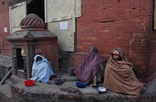 Nepalesische Frauen warten auf Almosen. Foto: AP