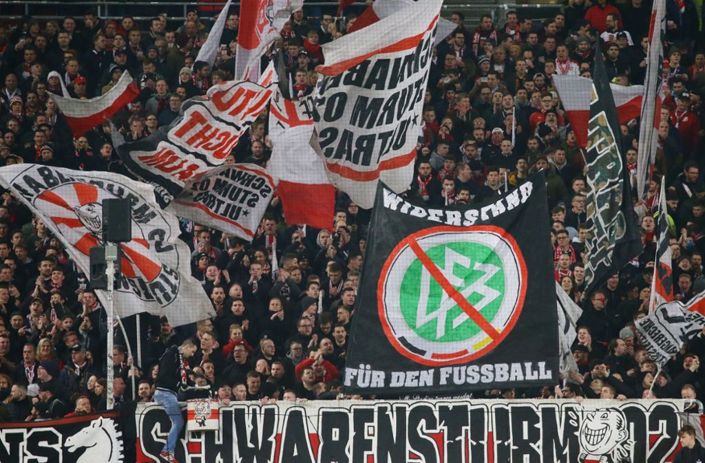 Im Rahmen der Partie übten die Fans Kritik am Deutschen Fußball-Bund (DFB).