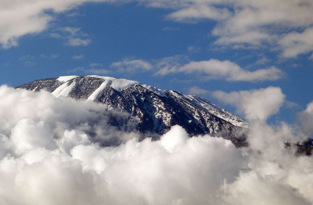 Zigtausende Bergsteiger fliegen jedes Jahr nach Tansania, um das Kilimandscharo-Massiv zu bezwingen