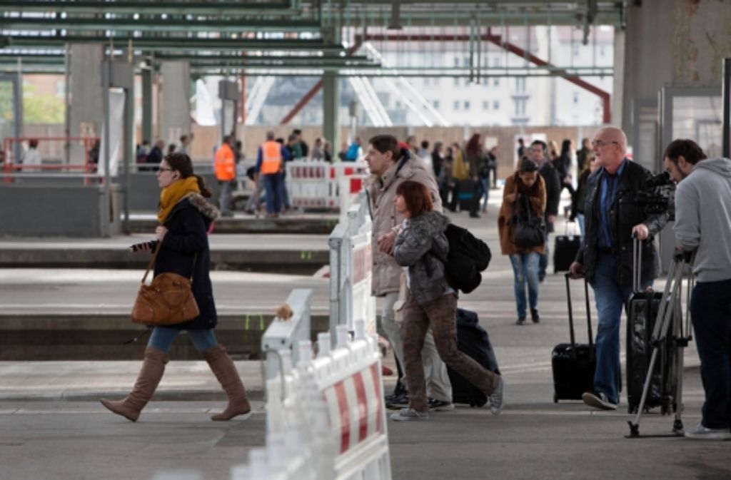 Die Pendler müssen im Hauptbahnhof Stuttgart nun längere Wege zurücklegen. Wir haben die Bahnreisenden nach ihrer Meinung dazu befragt.