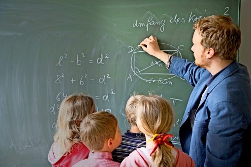 Neues Schuljahr, neuer junger Lehrer: an vielen Schulen in Baden-Württemberg steht ein Generationswechsel bevor. Foto: dpa