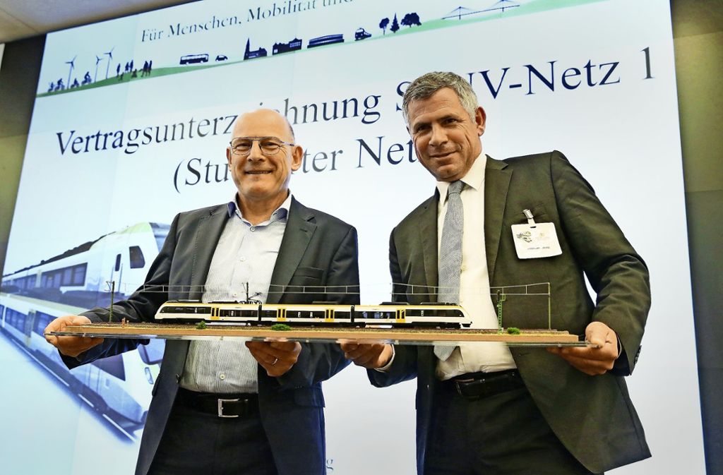 Immerhin: im Modell existieren die neuen Züge schon. Verkehrsminister Winfried Hermann (l.) und Abellio-Chef Stephan Krenz freut es sichtlich. Foto: Abellio