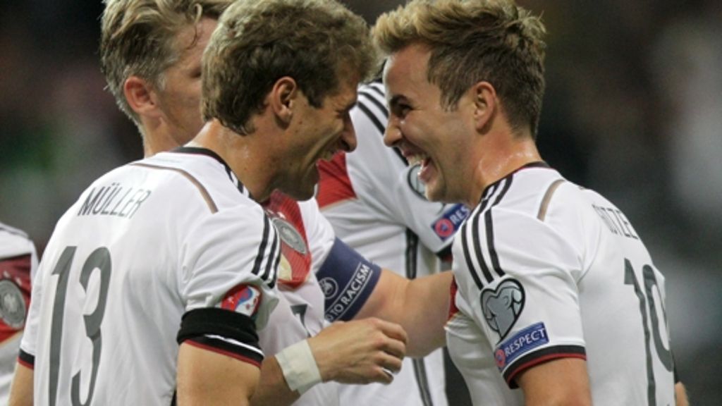  Die deutsche Fußball-Nationalmannschaft hat das Tor zur EM 2016 weit aufgestoßen. Mit dem 3:1-Sieg gegen Polen übernimmt das Team von Bundestrainer Joachim Löw endlich die Tabellenspitze in der Qualifikationsgruppe D. 