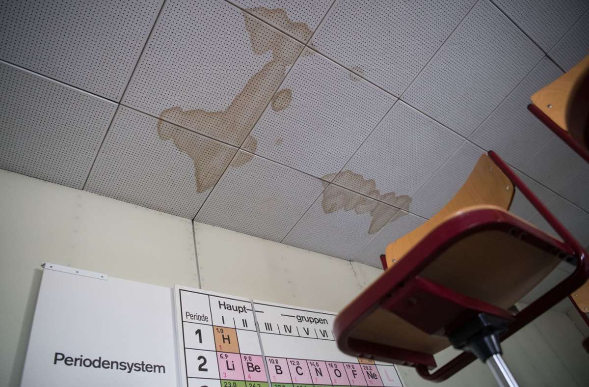 Wasserflecken an der Decke: Viele Schulen in Stuttgart müssen dringend saniert werden. Foto: picture alliance/dpa/Marijan Murat