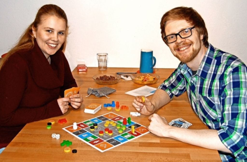 Alina Herr und Alexander Komar mit dem Prototypen ihres Gesellschafts-Spiels, mit dem sie Diskussionen anregen möchten. Foto: privat