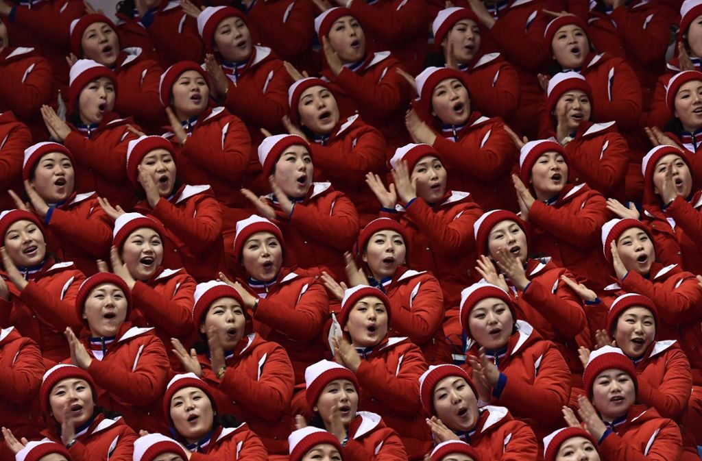 Nordkoreanische Cheerleader feuern bei den Olympischen Winterspielen 2018 in Pjöngjang ihre Athleten an.