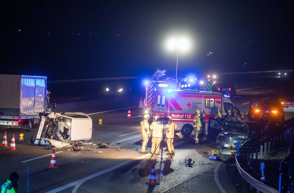 Feuerwehr und Rettungskräfte waren nach dem Unfall auf der A8 bei Rutesheim im Einsatz.