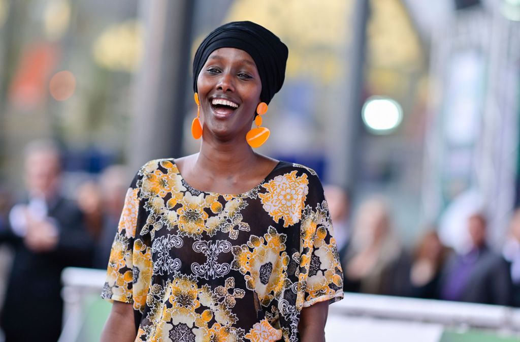 Der Alt-Bundespräsident überreicht den erstmals vergebenen Sonderpreis an die aus Afrika stammende Frauen- und Menschenrechtsaktivistin Fatuma Musa Afrah.