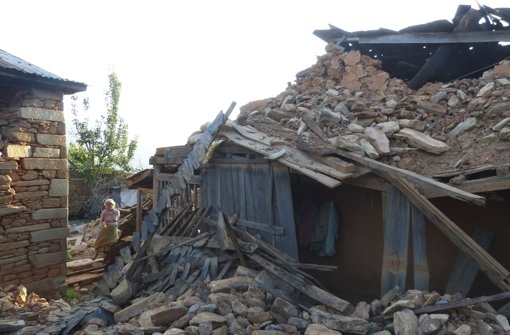 Zusammengebrochene Holzhäuser in Pokhridada Foto: International Nepal Fellowship
