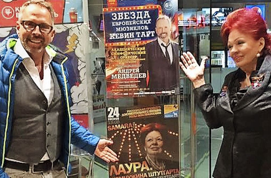 Musicalstar Kevin Tarte und Stuttgarts „Schwulen-Mutter“ Laura Halding-Hoppenheit mit ihren Veranstaltungsplakaten in Samara.