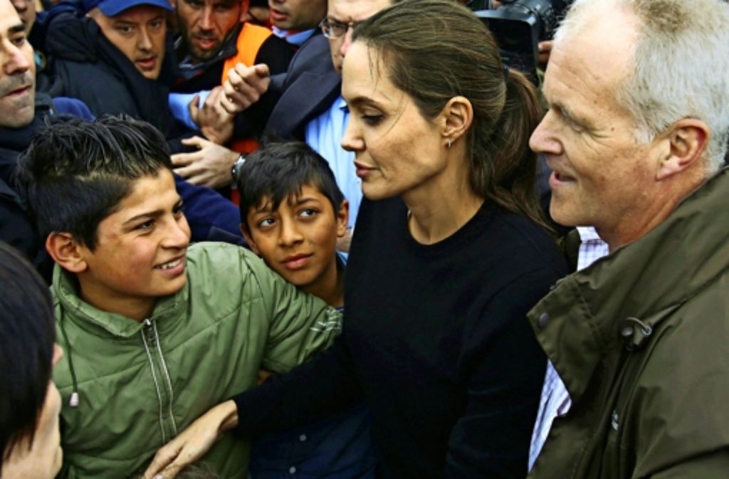 Am Mittwoch hat die US-Schauspielerin Angelina Jolie auf dem Weg ins Flüchtlingslager Idomeni an der Grenze zu Mazedonien mit Flüchtlingen in Piräus gesprochen.